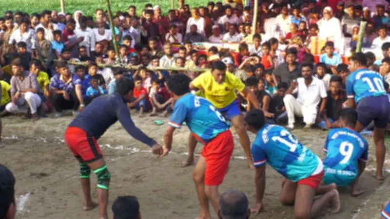 মাদারীপুরে বিলপদ্মার চরে ঐতিহ্যবাহী কাবাডি খেলা