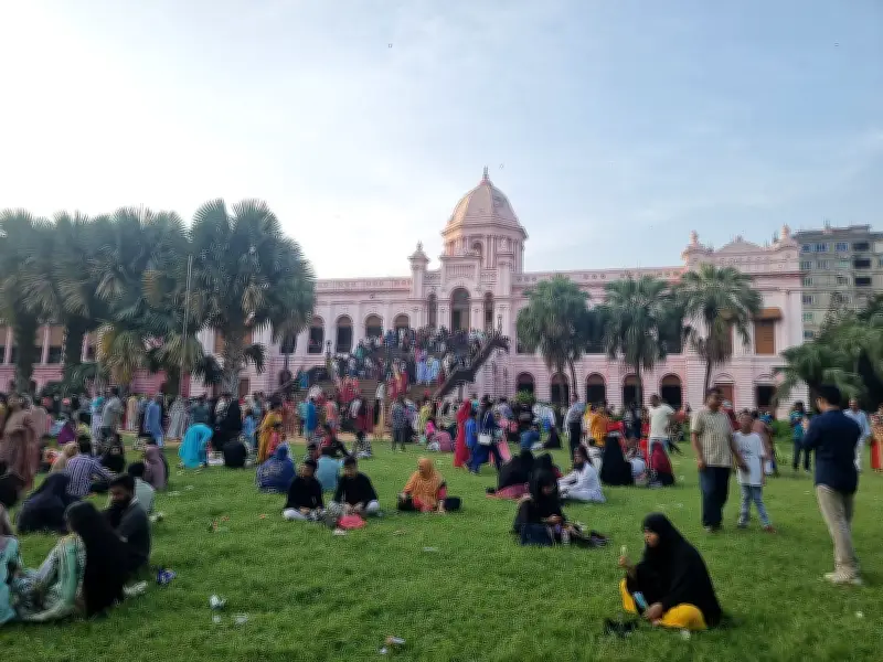 ঈদুল আজহার তৃতীয় দিনে আহসান মঞ্জিলে দর্শনার্থীদের ভিড়