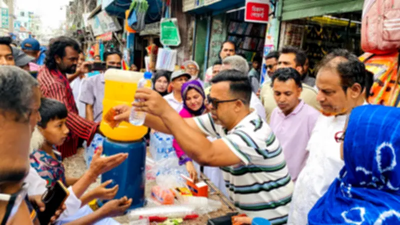 ঝালকাঠি বন্ধুসভার তৃষ্ণা নিবারণে পানি ও শরবত বিতরণ