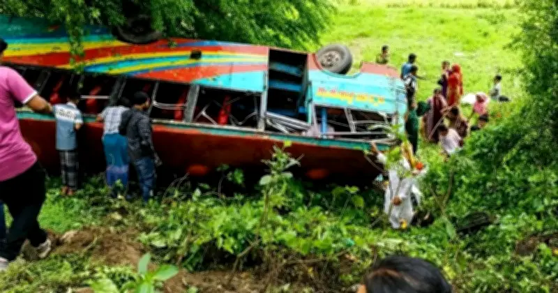 গাইবান্ধায় বাস খাদে পড়ে নারী নিহত, আহত ৭