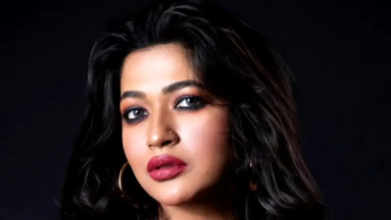 বিয়ে নিয়ে খোলামেলা কথা বললেন আজমেরী হক বাঁধন