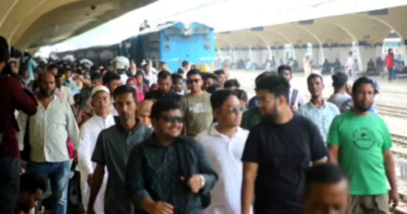 ঈদ শেষে ঢাকামুখী যাত্রীদের ভিড় কমলাপুরে