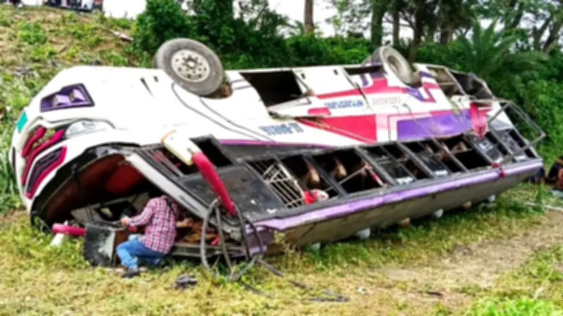 ফরিদপুরে বাস খাদে পড়ে আহত ৩০, জিয়ার শাহাদাৎ বার্ষিকীতে নাচ-গান বিএনপির সভাপতি-সাধারণ সম্পাদক বহিষ্কার