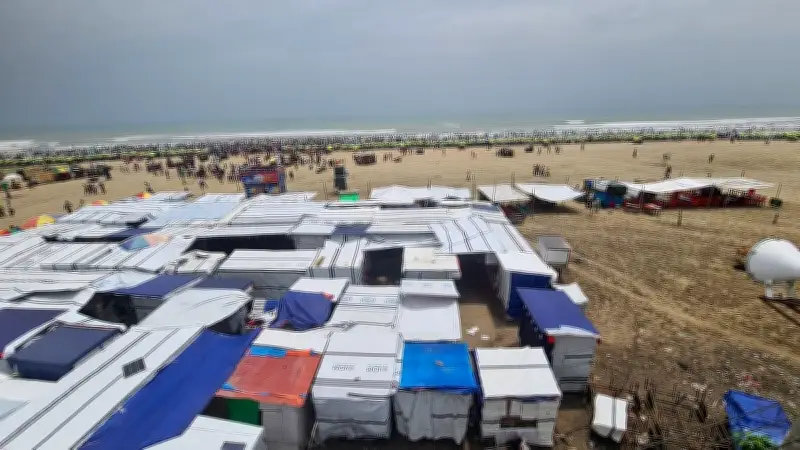 কক্সবাজার সৈকতে আবারও অবৈধ দোকানপাট, উচ্ছেদের নির্দেশ অমান্য