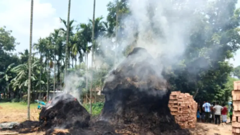 ঈশ্বরগঞ্জে ফুচকা অর্ডার নিয়ে সংঘর্ষ, ১৫-২০ বাড়ি ভাঙচুর ও অগ্নিসংযোগ