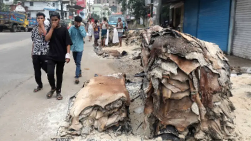 চট্টগ্রামের ব্যস্ত সড়কে কোরবানির চামড়া স্তূপ, দুর্গন্ধে অতিষ্ঠ নগরবাসী