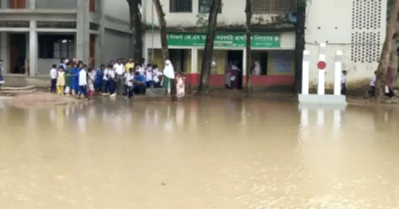 স্কুল মাঠে জলাবদ্ধতায় শিক্ষার্থীদের দুর্ভোগ, দ্রুত সমাধানের দাবি