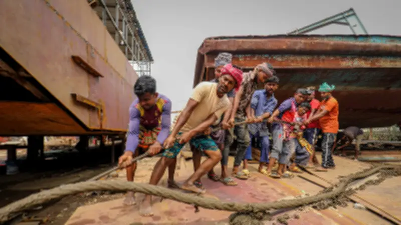 রোদ-বৃষ্টি উপেক্ষা করে শ্রমিকদের কঠোর পরিশ্রমের ছবি