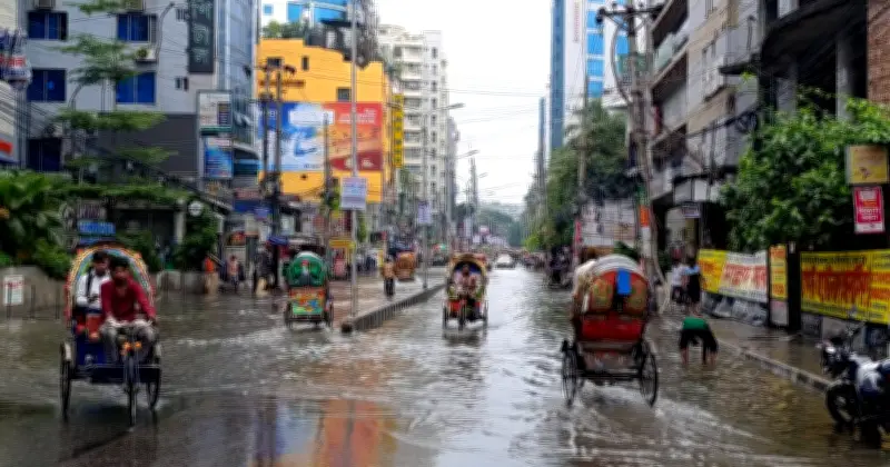 রাতভর বৃষ্টিতে রাজধানীর সড়কে জলাবদ্ধতা, দুর্ভোগে নগরবাসী