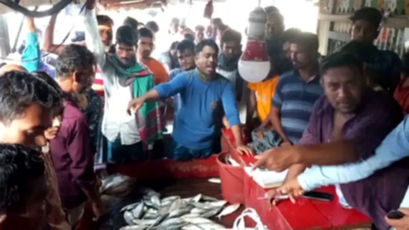 লক্ষ্মীপুরে মেঘনায় মাছ ধরা শুরু, যুদ্ধজাহাজে জ্বালানি-খাবার-গোলাবারুদ মজুত করছে যুক্তরাষ্ট্র