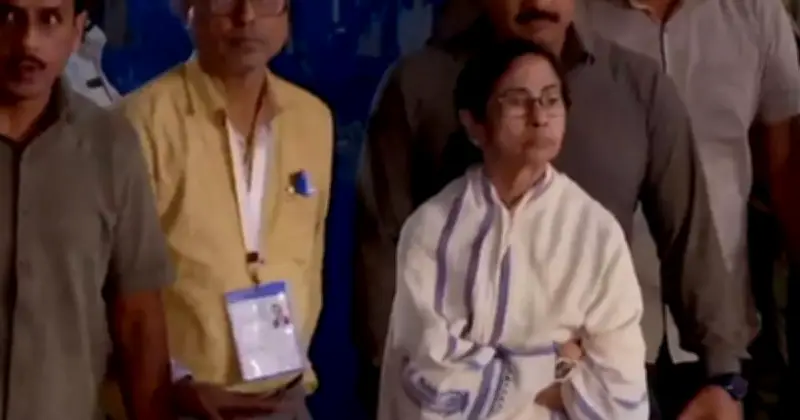 ইভিএম নিরাপত্তা নিয়ে সংশয়, বৃষ্টি উপেক্ষা করে স্ট্রং রুম পাহারায় মমতা
