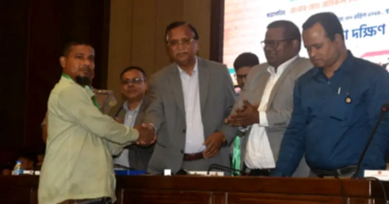 গুলিস্তানে ১০০ হকারকে ডিজিটাল পরিচয়পত্র দিল ডিএসসিসি
