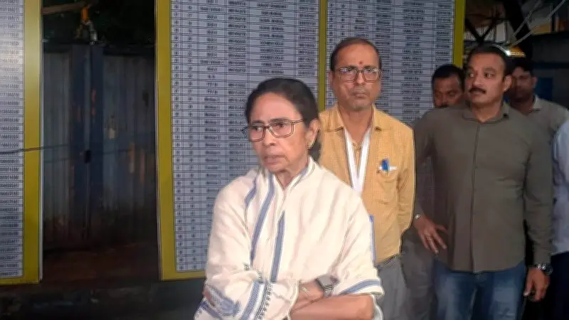 পশ্চিমবঙ্গে ভোট গণনাকে কেন্দ্র করে রাজনৈতিক উত্তাপ, মমতার স্ট্রং রুমে অবস্থান