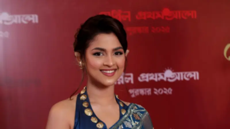 শাড়ির সঙ্গে মিলিয়ে ব্লাউজে চমক দিলেন তারকারা