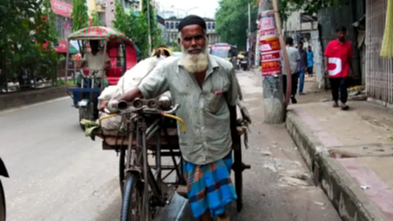 মে দিবসে কাজে ব্যস্ত শ্রমিকরা, দিনটি তাদের কাছে বিশেষ কিছু নয়
