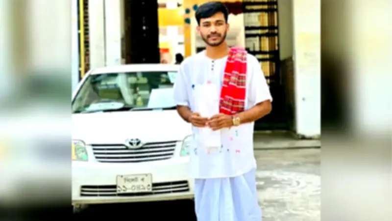 কৃষক-শ্রমিকদের প্রতি সংহতি লুঙ্গি-গামছা পরে ভাইভা বোর্ডে শিক্ষার্থী