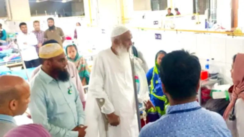 অসুস্থ হজযাত্রীর খোঁজে হাসপাতালে ধর্মমন্ত্রী, গ্যাসের দাম বাড়ায় মোদিকে ব্যঙ্গ কংগ্রেসের