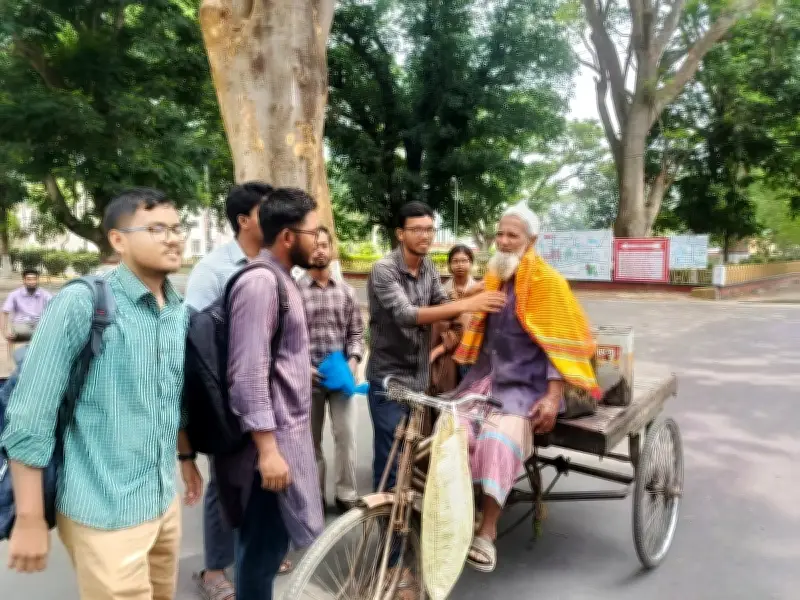রাজশাহী বিশ্ববিদ্যালয় বন্ধুসভার শ্রমিক দিবসে ভ্যানচালককে গামছা উপহার