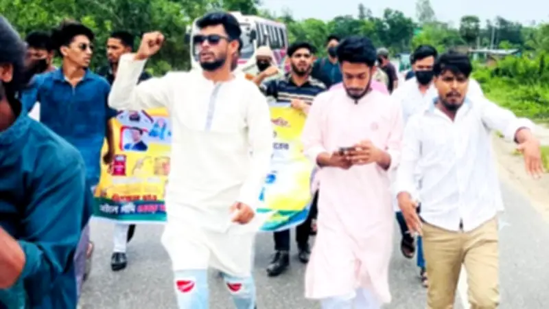 চট্টগ্রাম-কক্সবাজার মহাসড়কে ছাত্রলীগের মিছিল, টেকনাফ বন্দরে কাঠের চালান