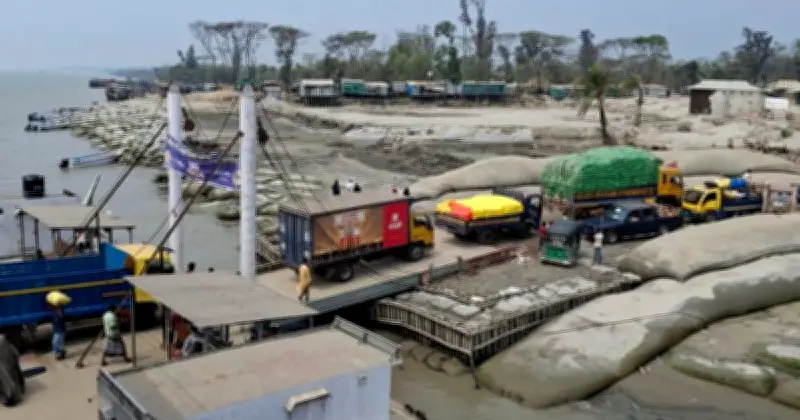 প্রতিকূল আবহাওয়ায় হাতিয়ায় ফেরি চলাচল বন্ধ, চরম ভোগান্তি
