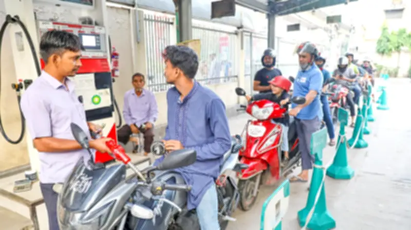 জ্বালানি তেলের সংকট কাটছে, ফিলিং স্টেশনে ভিড় কমেছে