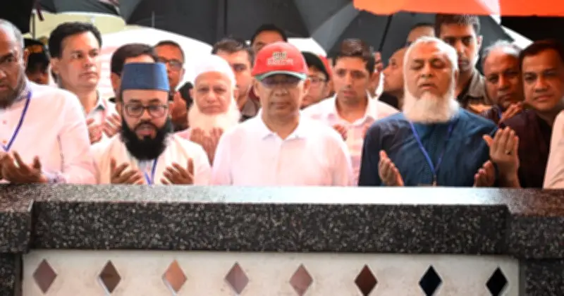 সিলেটে মুষলধারে বৃষ্টিতে শাহজালাল মাজার জিয়ারত প্রধানমন্ত্রীর