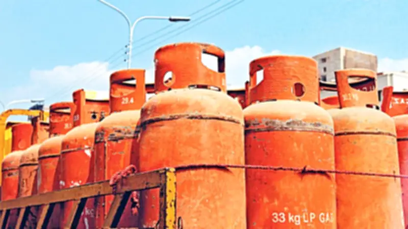 একলাফে হাজার টাকা বাড়ল এলপিজি গ্যাসের দাম