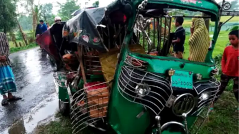 বৃষ্টির সময় বাস-সিএনজি সংঘর্ষে নিহত ২
