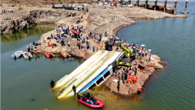 ঝড়ে নৌকাডুবি, মায়ের মৃত্যু সন্তানকে বুকে জড়িয়ে