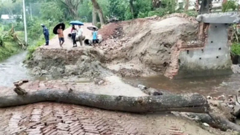 ভারী বৃষ্টিতে সড়ক ধস, কসবা-আখাউড়া সড়কে যান চলাচল বন্ধ