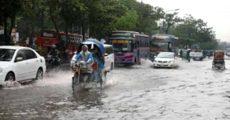 রাজধানীতে ফের বৃষ্টি, জলাবদ্ধতায় ভোগান্তি