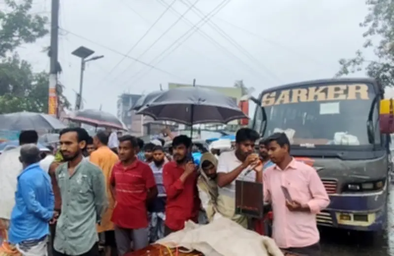 পানিনিষ্কাশনের নালায় বাঁধ, তারাগঞ্জে শত একর ধান তলিয়ে যাওয়ার শঙ্কা