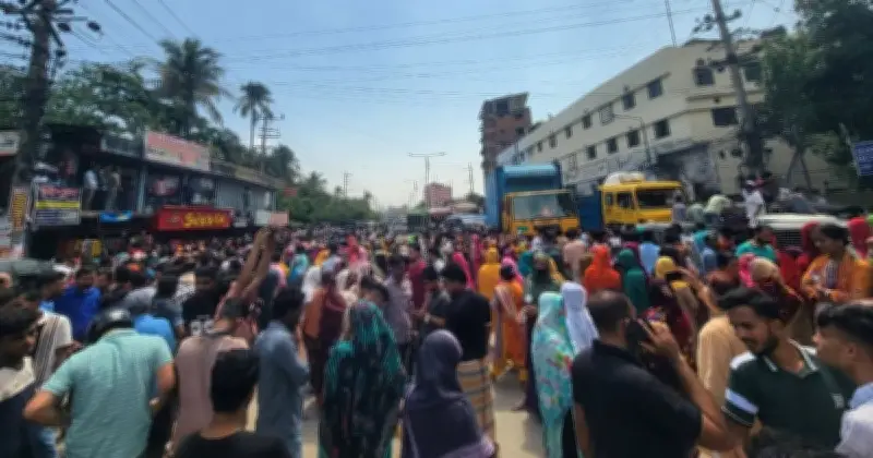 বকেয়া বেতনে চট্টগ্রামে সড়ক অবরোধ আজিম গ্রুপের শ্রমিকদের