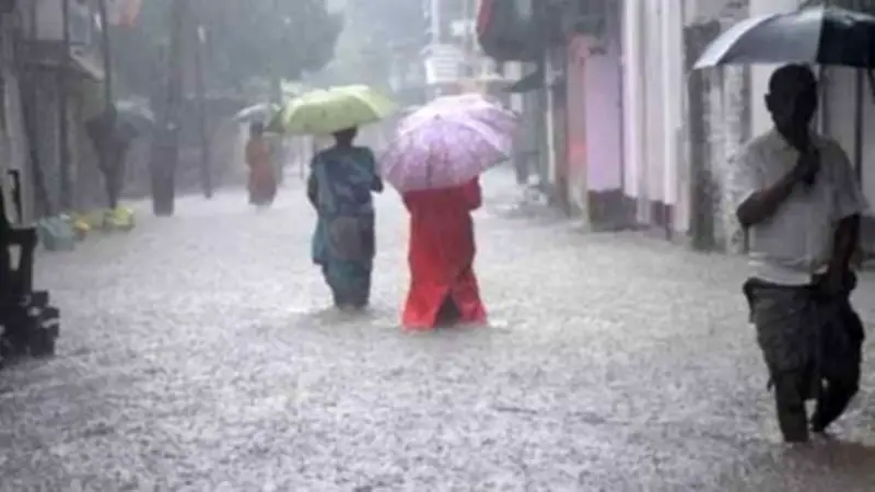৩২ জেলায় অতিভারী বর্ষণের আশঙ্কা, রাজধানীতে ঝুম বৃষ্টি