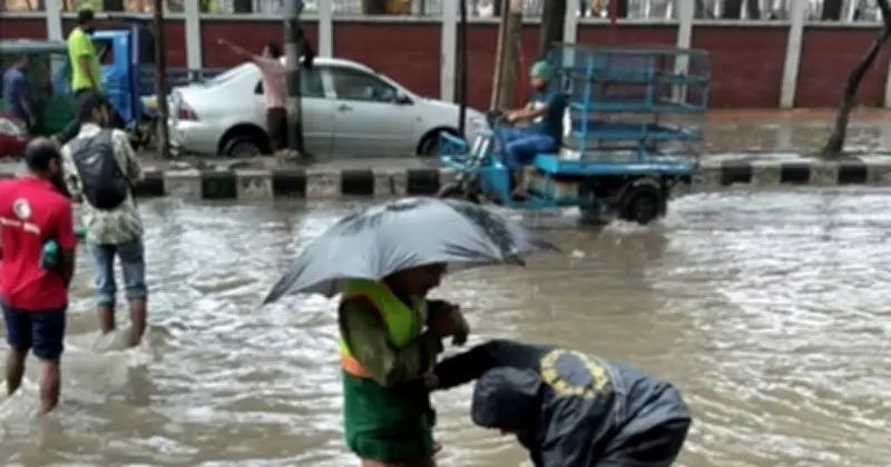 ঢাকায় মুষলধারে বৃষ্টি, জলাবদ্ধতা ও ভূমিধ্বসের শঙ্কা