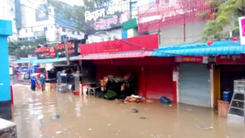 চট্টগ্রামে দেড় ঘণ্টার বৃষ্টিতে আবারও জলাবদ্ধতা, দুর্ভোগে নগরবাসী