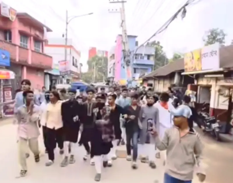 কুমিল্লায় কিশোর গ্যাংয়ের অস্ত্র মহড়া, আতঙ্কে এলাকাবাসী