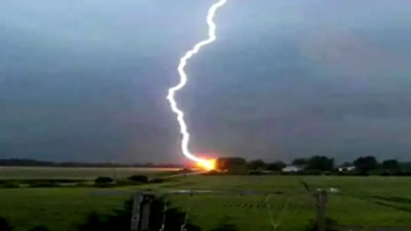 মাছ ধরে ফেরার পথে বজ্রপাতে জেলের মৃত্যু