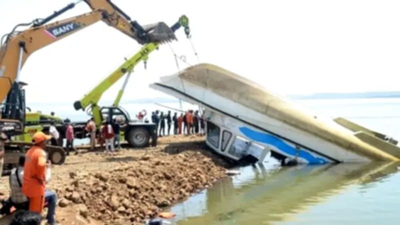 বার্গি বাঁধে নৌকাডুবি: মা-ছেলের মরদেহ আঁকড়ে ধরা অবস্থায় উদ্ধার