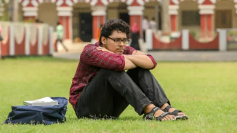 কোয়ার্টার লাইফ ক্রাইসিস: বিশ্ববিদ্যালয় শেষে শূন্যতা ও বেকারত্বের চ্যালেঞ্জ