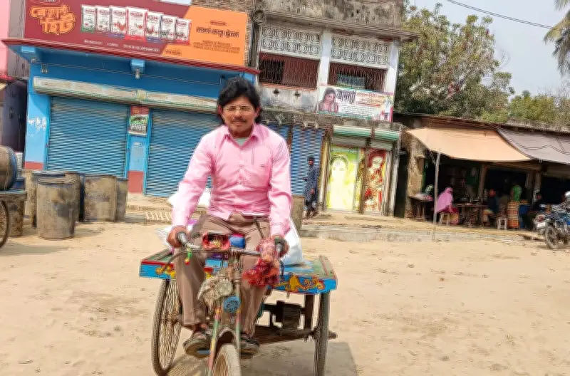 ৬৩ বছর বয়সে অটোভ্যান চালান সখা হোসেন, ছিলেন সার্কাস ও যাত্রার শিল্পী