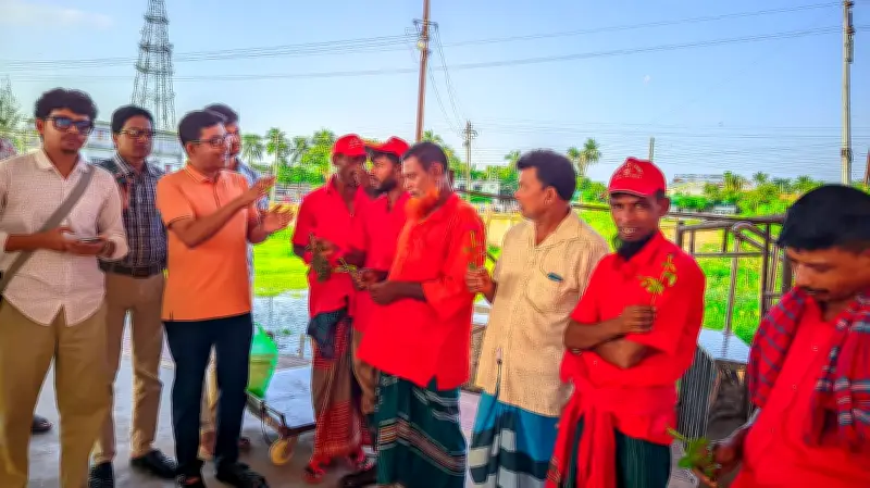 খুলনা বন্ধুসভার মে দিবসে শ্রমিকদের ফুল ও খাবার বিতরণ