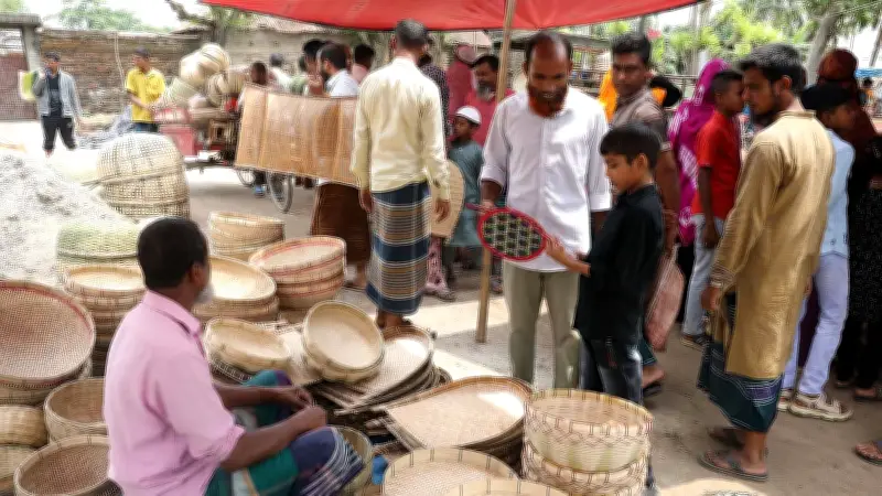 গ্রামীণ হাটে বাঁশের তৈরি পণ্যের কদর