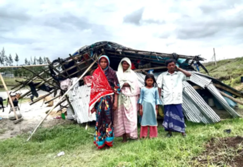 ঝড়ে ঘর হারিয়ে খোলা আকাশের নিচে পরিবার, চারদিনেও মেলেনি সাহায্য