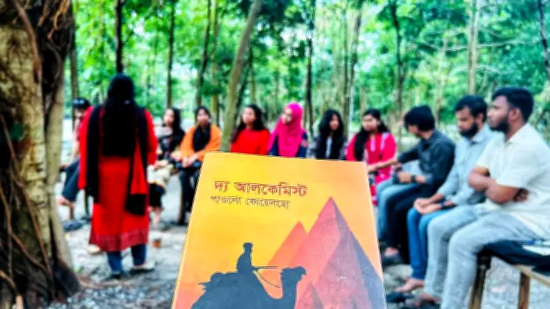 রংপুরে বন্ধুসভার পাঠচক্রে 'দ্য আলকেমিস্ট' নিয়ে আলোচনা