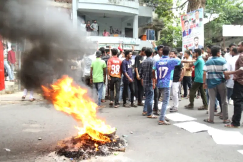 ছাত্রদলের কমিটি বাতিলের দাবিতে রাঙামাটিতে সড়ক অবরোধ, আগুন জ্বালিয়ে বিক্ষোভ