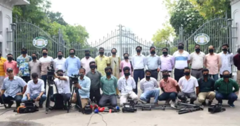 মুক্ত গণমাধ্যম দিবসে মুখে কালো কাপড় বেধে মানববন্ধন সুপ্রিম কোর্ট সাংবাদিকদের