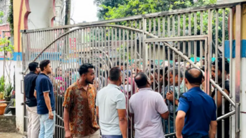 কুমিল্লায় বিএনপি নেতা আটকের প্রতিবাদে থানা ঘেরাও, বাস চলাচল স্বাভাবিক