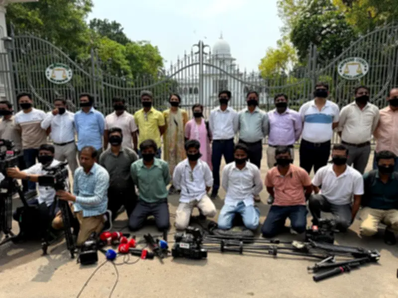 সুপ্রিম কোর্টে সাংবাদিক প্রবেশে নিষেধাজ্ঞার প্রতিবাদে মানববন্ধন