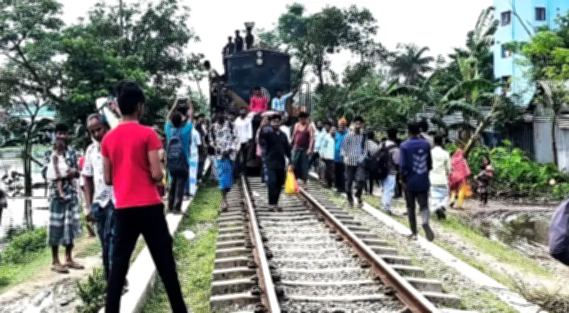 জামালপুরে জলাবদ্ধতায় ট্রেন আটকে বিক্ষোভ, প্রশাসনের আশ্বাস
